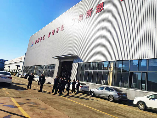 三梁四柱液壓機(jī)廠家現(xiàn)場(chǎng)